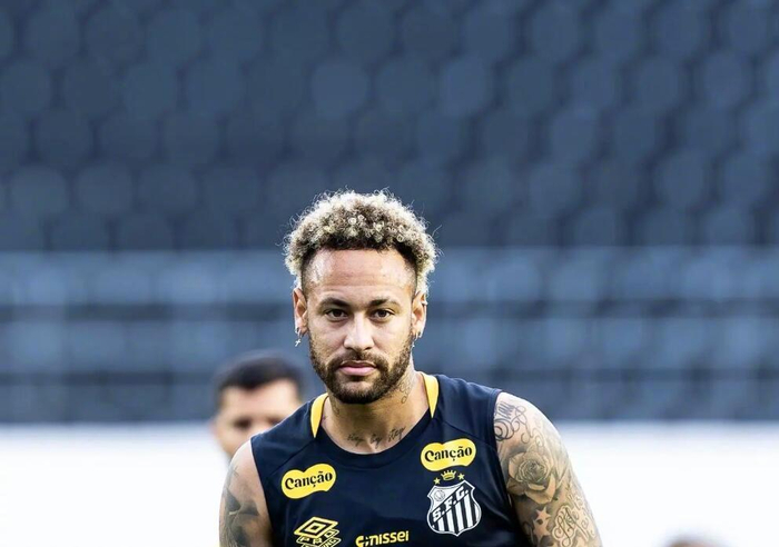 开云体育-内马尔连续二十场比赛得分超过惊险取胜，西班牙队挑战极限！的简单介绍